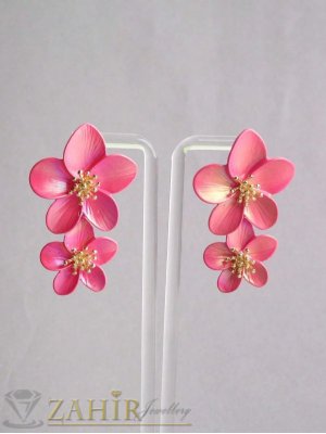 Двойни олекотени  обеци цветя в цвят тъмно розов металик с позлатени тичинки, размер 5 на 3 см,  закопчаване на щифт - C1316